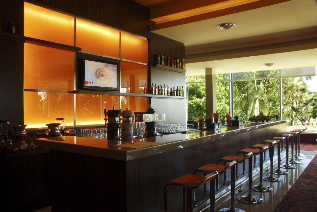 马约拉斯格广场豪生度假赌场酒店 巴拉那 餐厅 照片 The bar at the 2008 Olympic Village