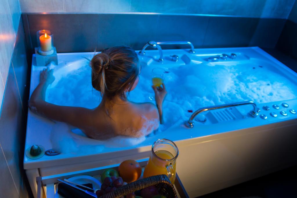 马约拉斯格广场豪生度假赌场酒店 巴拉那 外观 照片 A woman in a whirlpool bathtub