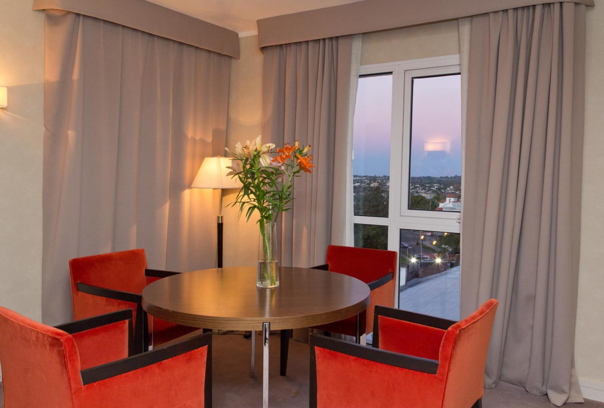 马约拉斯格广场豪生度假赌场酒店 巴拉那 客房 照片 A living room at the hotel