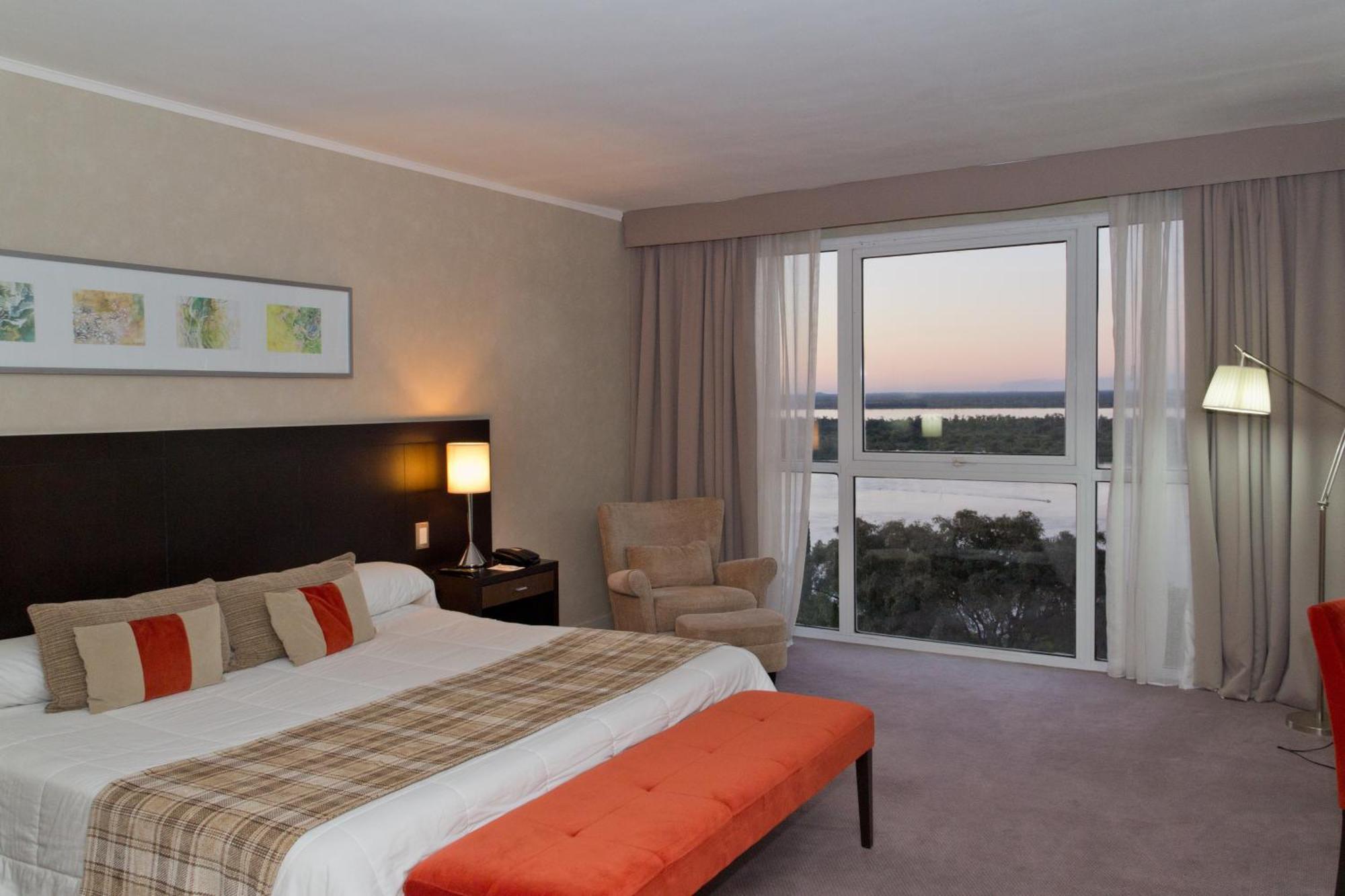 马约拉斯格广场豪生度假赌场酒店 巴拉那 客房 照片 A bedroom at the Hilton Johannesburg