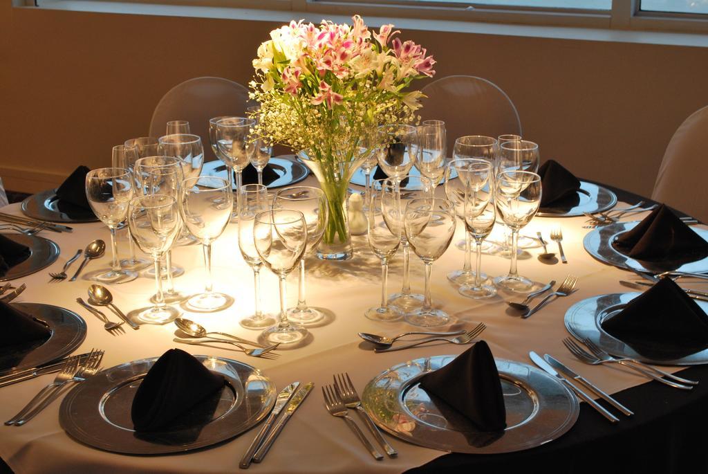 马约拉斯格广场豪生度假赌场酒店 巴拉那 外观 照片 A table set for a formal dinner