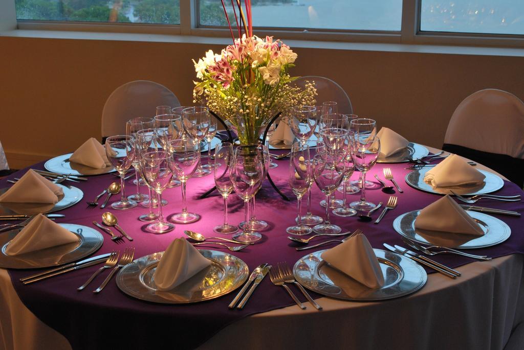马约拉斯格广场豪生度假赌场酒店 巴拉那 外观 照片 A table set for a formal dinner