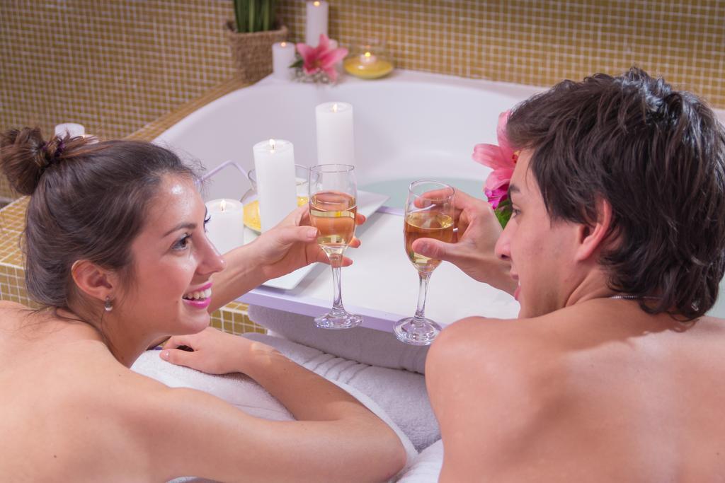 马约拉斯格广场豪生度假赌场酒店 巴拉那 外观 照片 A couple relaxing in a spa
