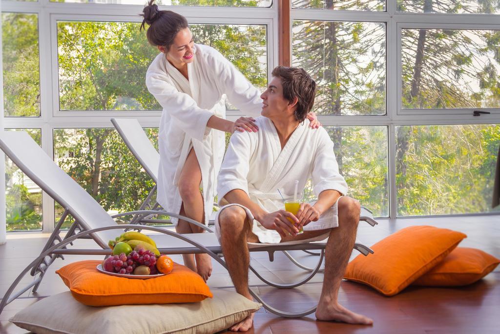 马约拉斯格广场豪生度假赌场酒店 巴拉那 外观 照片 A couple relaxing in a spa