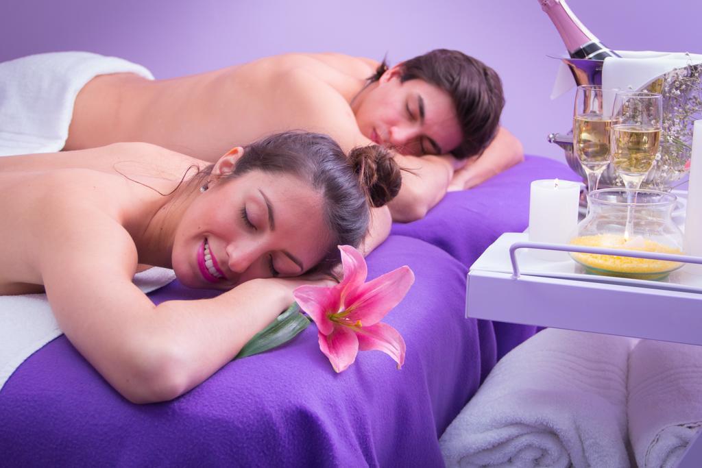 马约拉斯格广场豪生度假赌场酒店 巴拉那 外观 照片 A couple relaxing at a spa