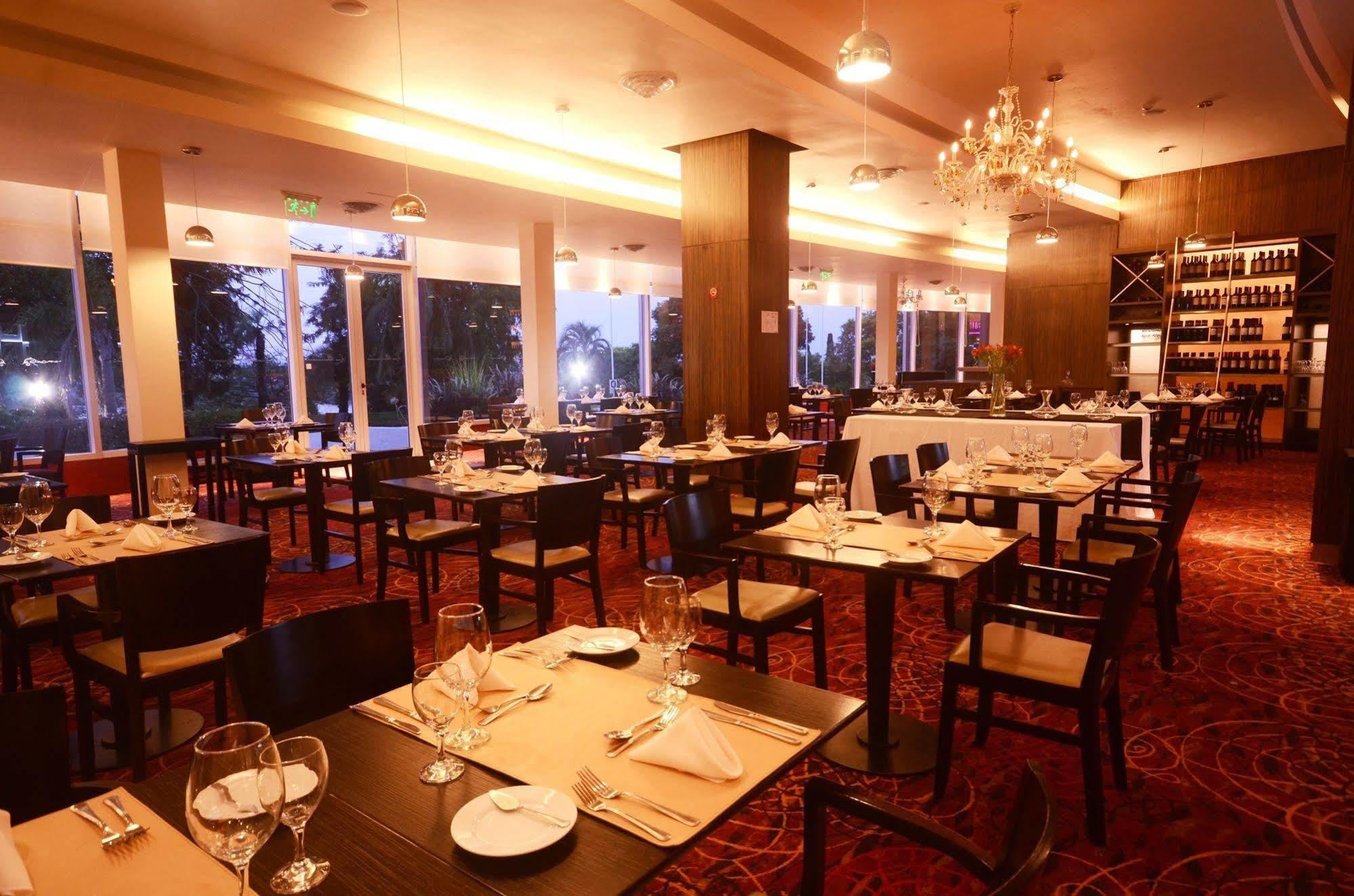 马约拉斯格广场豪生度假赌场酒店 巴拉那 外观 照片 The interior of the restaurant