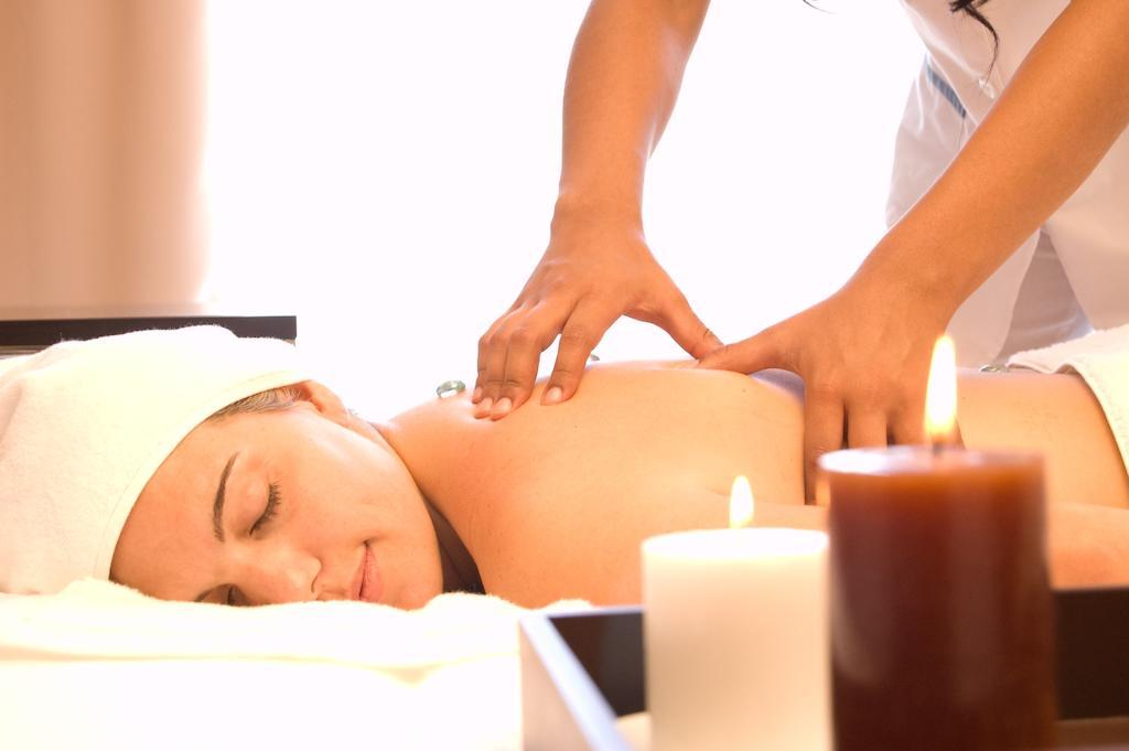 马约拉斯格广场豪生度假赌场酒店 巴拉那 外观 照片 A woman receiving a massage